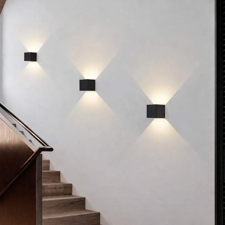 Lampe murale LED rechargeable et étanche, pour un éclairage moderne extérieur ou intérieur.