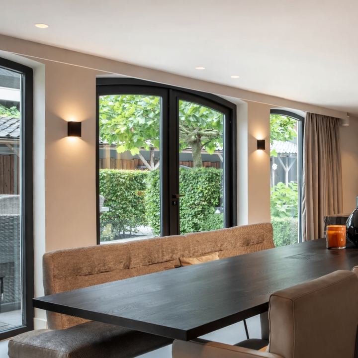 Applique murale LED design moderne blanche, étanche, avec détecteur pour terrasse ou balcon.