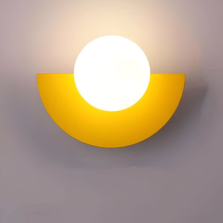 Applique murale LED AuraSphere, lampe sphérique moderne; parfaite pour un éclairage d'ambiance élégant.