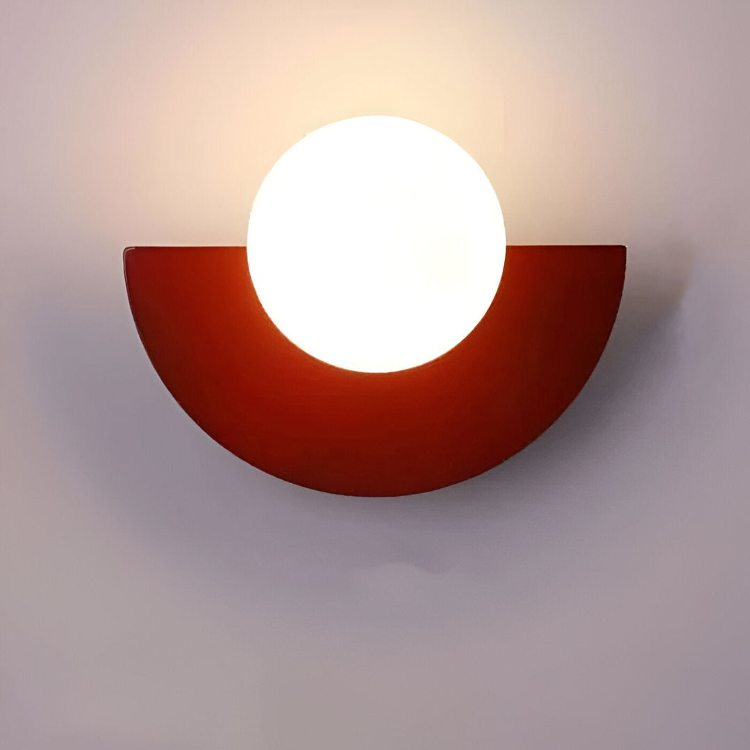 Décoration intérieure moderne avec l'applique murale AuraSphere; lampe sphérique au design élégant.