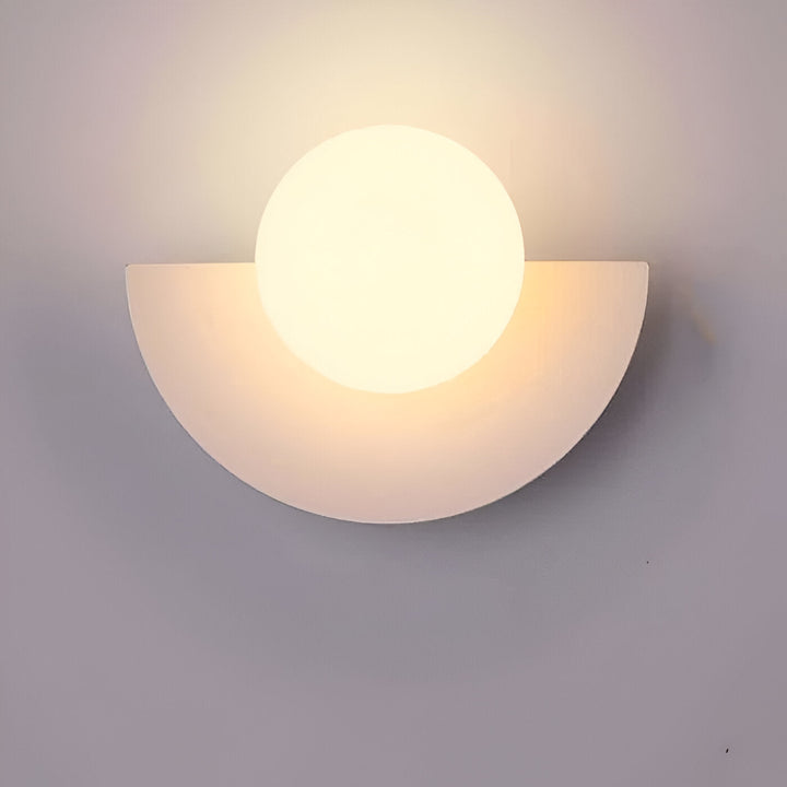 Lampe d'ambiance AuraSphere; applique murale sphérique avec lumière douce pour un espace de vie élégant.
