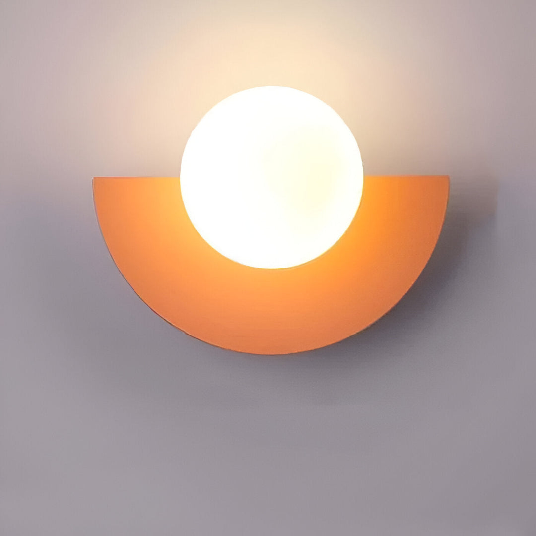Éclairage mural moderne AuraSphere, lampe sphérique au design épuré; idéal pour un intérieur élégant.