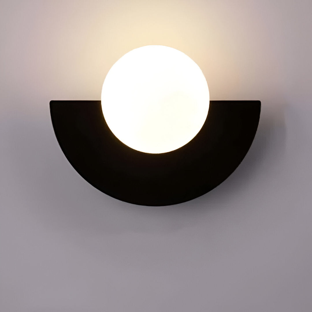 Applique murale AuraSphere, style minimaliste; lampe sphérique moderne pour un éclairage polyvalent.