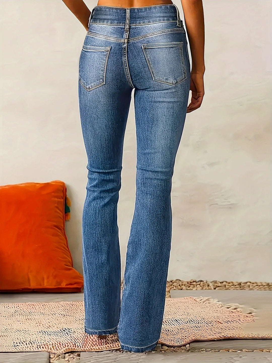 Jeans rétro évasé femme taille haute, en denim bleu, confort optimal et silhouette sculptée.