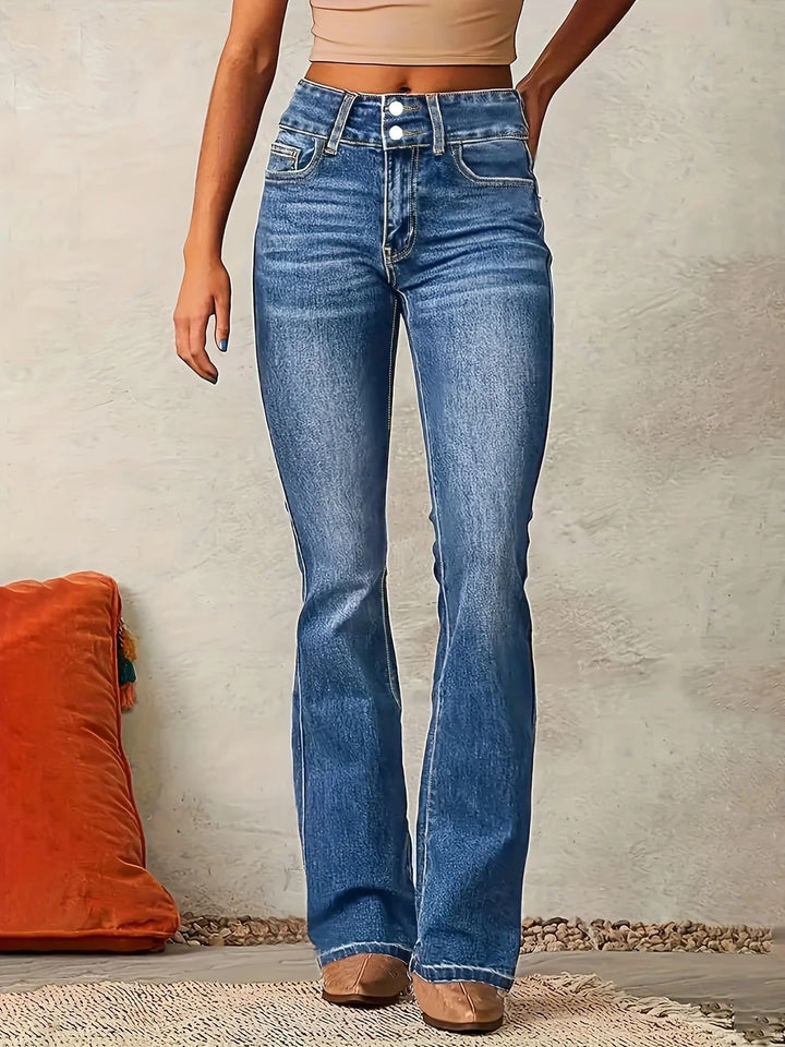 Jeans bleu denim évasé pour femme, taille haute ajustée, parfait pour un look casual ou élégant.