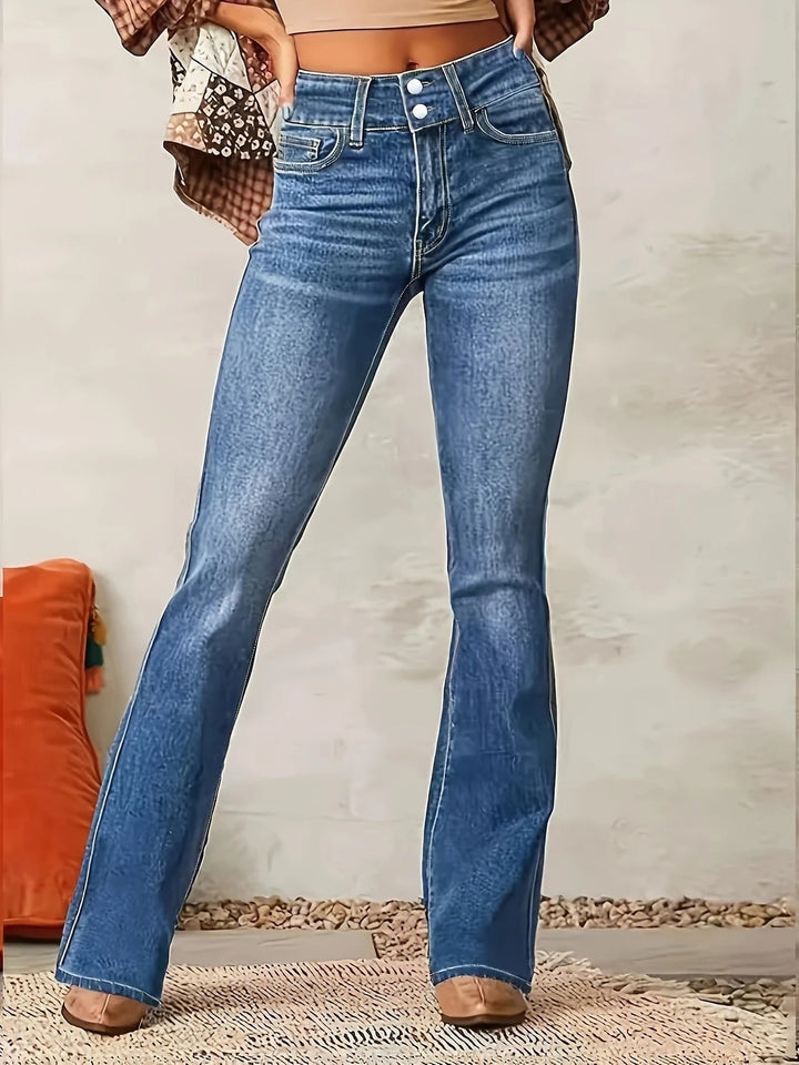 Modèle de jean femme évasé, taille haute, couleur denim bleu, coupe flatteuse et 5 poches pratiques.