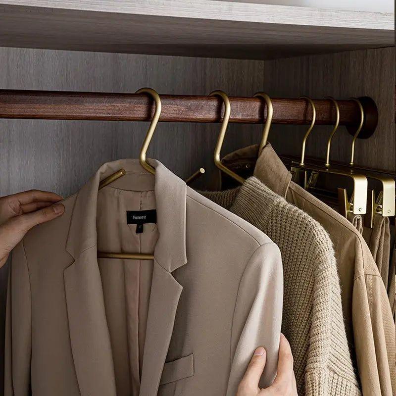Cintres antidérapants Closura dorés, luxe et élégance pour un rangement optimal de vos vêtements.