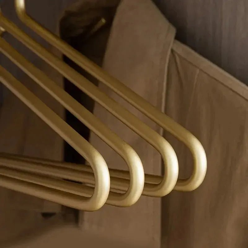 Optimisez votre penderie avec les cintres antidérapants Closura, pour des vêtements impeccables et sans plis.