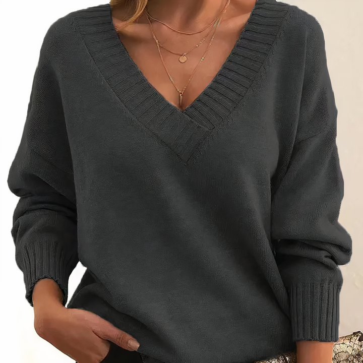 Haut femme à col V, doux au toucher, essentiel pour toute garde-robe chic.