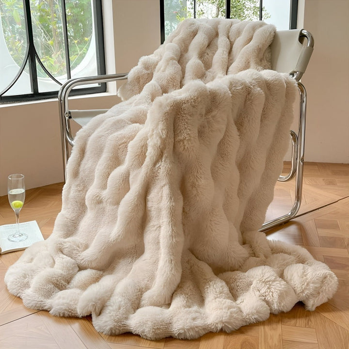 Couverture polaire douce en fausse fourrure, chaleur et cocooning.