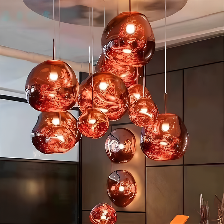 Lampe design LED effet lave, crée une ambiance moderne et chaleureuse.