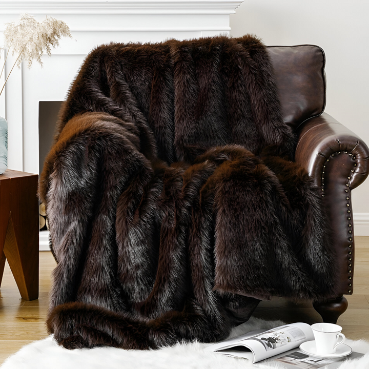 Plaid de luxe en fausse fourrure douce et chaude, parfait pour votre salon ou chambre en hiver.