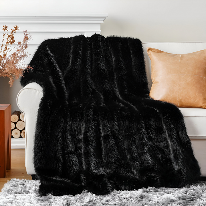 Douceur et chaleur avec ce plaid de luxe en fausse fourrure, idéal pour la décoration du salon.