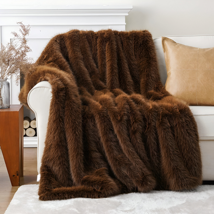 Couverture plaid décorative en fausse fourrure luxueuse, pour une ambiance chic et cosy en intérieur.