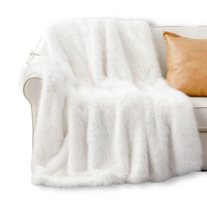 Confort haut de gamme: couverture plaid en fausse fourrure de luxe, un élément de décoration doux.