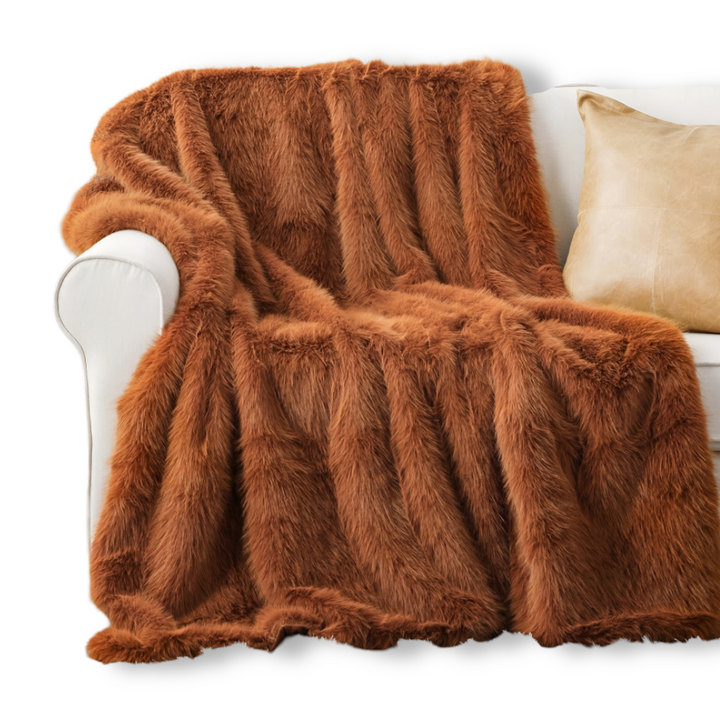 Fausse fourrure effet velours pour ce plaid luxueux, offrant chaleur et style à votre chambre.