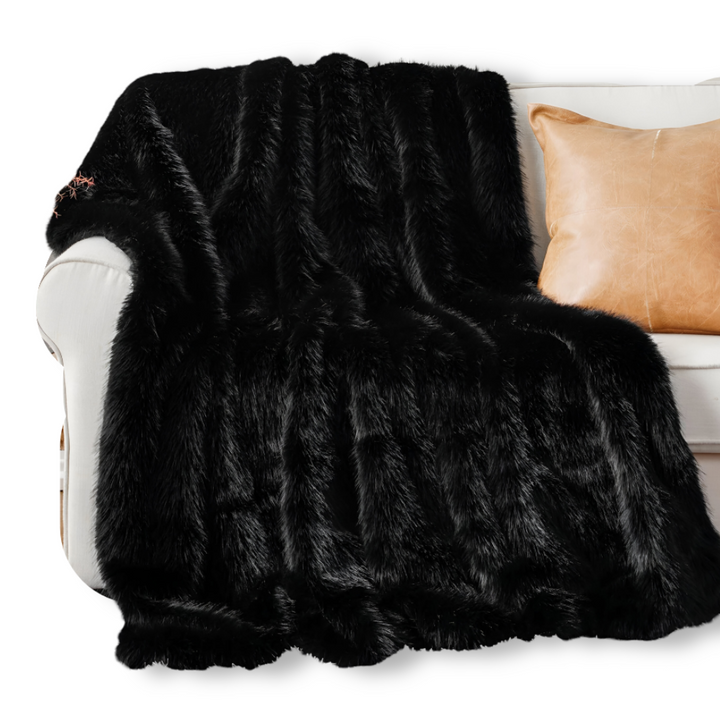 Couverture plaid de luxe en fausse fourrure, apportant douceur, chaleur et une touche chic à l'intérieur.