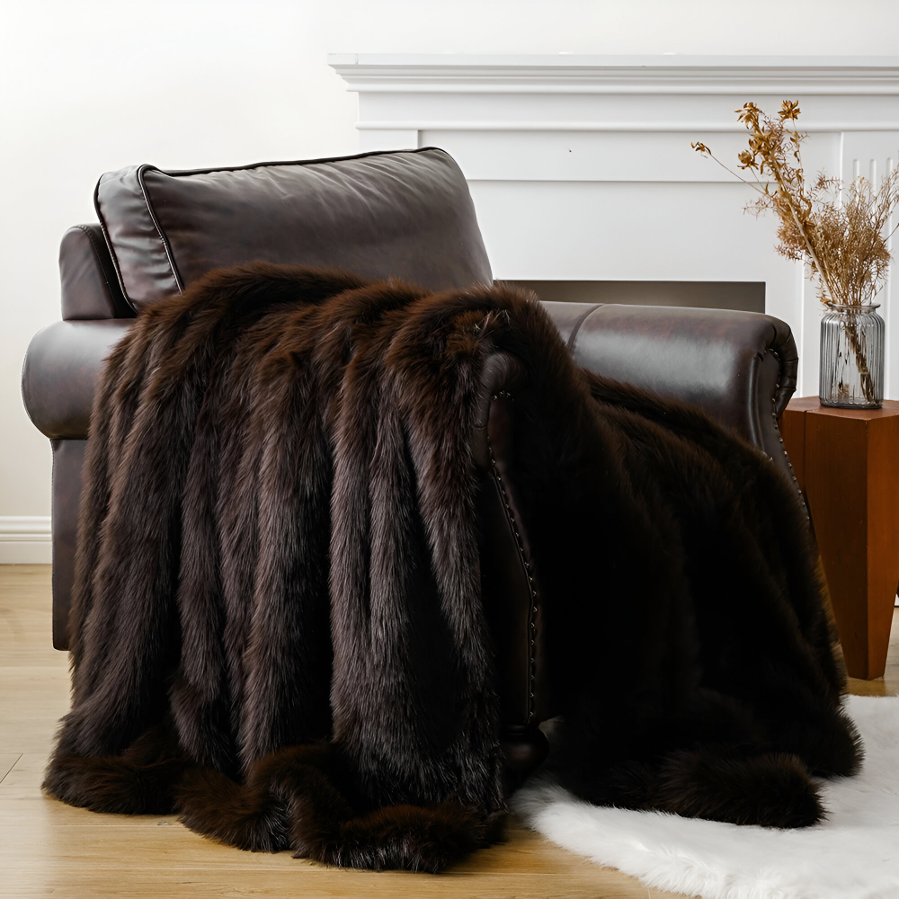Couverture élégante en fausse fourrure, idéale pour ajouter chaleur et confort à votre intérieur.