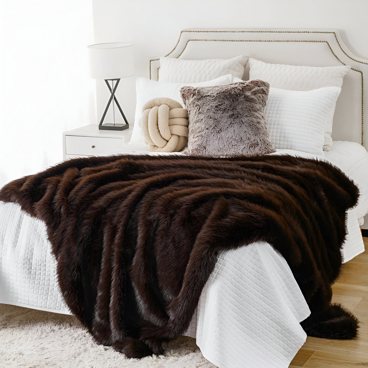 Fausse fourrure de luxe pour cette couverture plaid ultra-douce, pour un hiver confortable.