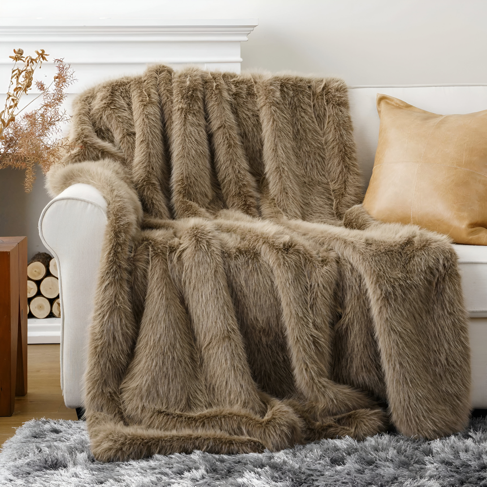 Plaid confortable en fausse fourrure pour des soirées d'hiver cocooning, ajoutant luxe et douceur.