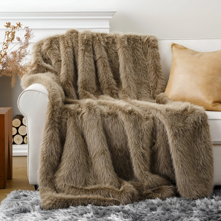 Plaid confortable en fausse fourrure pour des soirées d'hiver cocooning, ajoutant luxe et douceur.