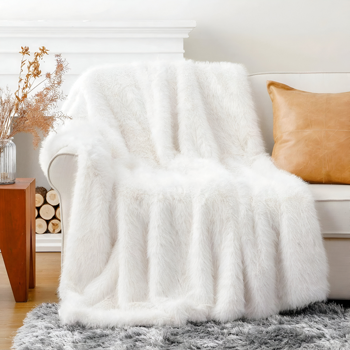 Décoration intérieure: plaid en fausse fourrure de luxe, doux au toucher, pour salon ou chambre.