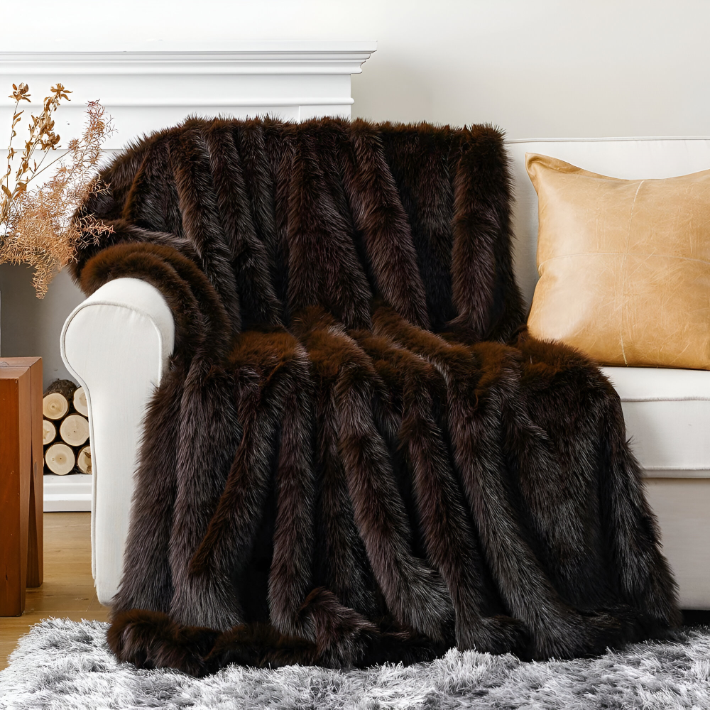 Plaid hivernal en fausse fourrure, chaud et doux, parfait pour un confort luxueux au salon.