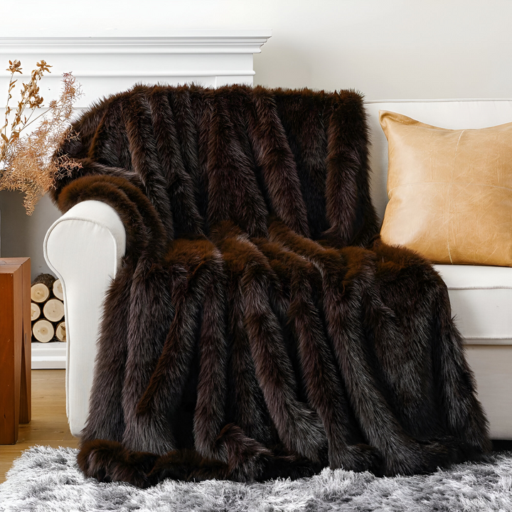 Plaid hivernal en fausse fourrure, chaud et doux, parfait pour un confort luxueux au salon.