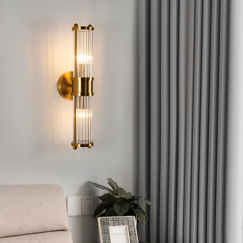 Applique murale LED design luxe, cristal doré, pour salon. Éclairage moderne et chic.