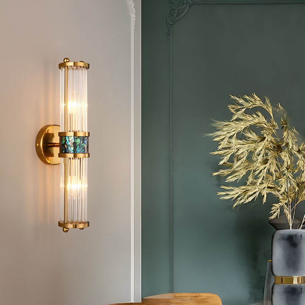Éclairage moderne LED avec touches de doré et cristal. Applique pour une décoration luxe.