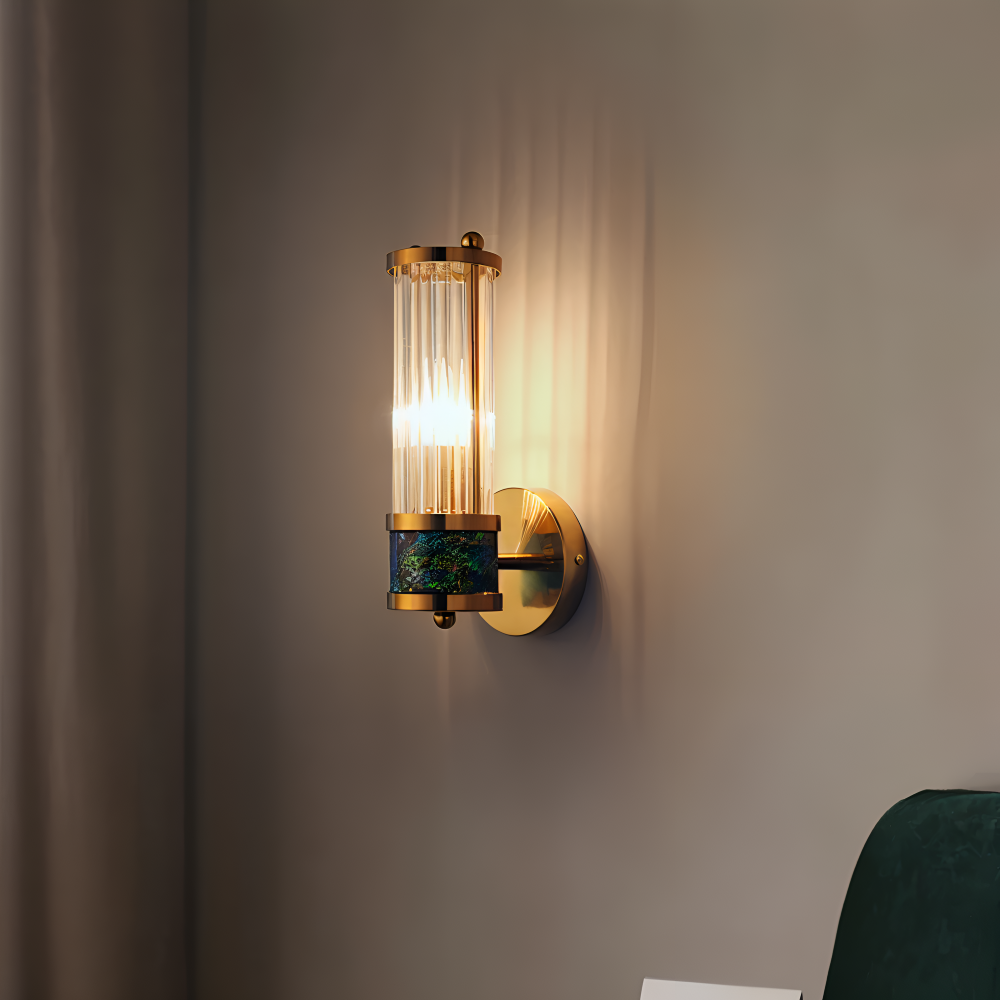 Applique murale LED dorée, design luxe, pour salon élégant. Ambiance chaleureuse assurée.