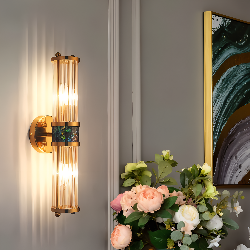 Applique murale moderne LED, doré, décoration de couloir. Éclairage chic et fonctionnel.