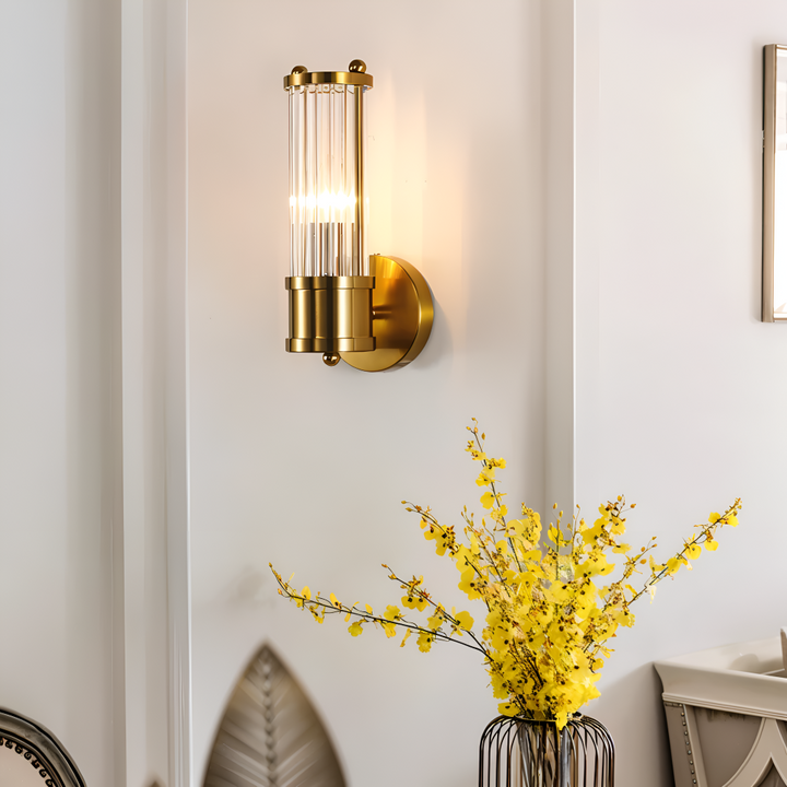 Luminaire intérieur LED moderne, ambiance chaleureuse pour chambre. Applique en cristal doré.