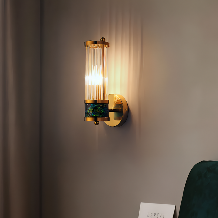 Éclairage mural doré avec cristaux, style luxe pour couloir. Lumière LED économie d'énergie.