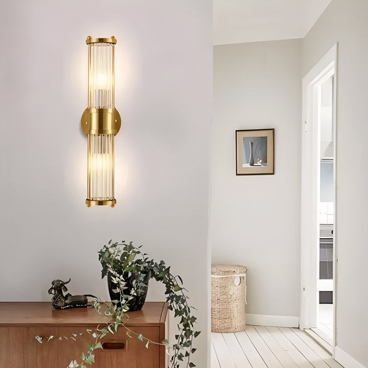 Applique dorée en cristal pour couloir, éclairage chaleureux. Design luxe et contemporain.
