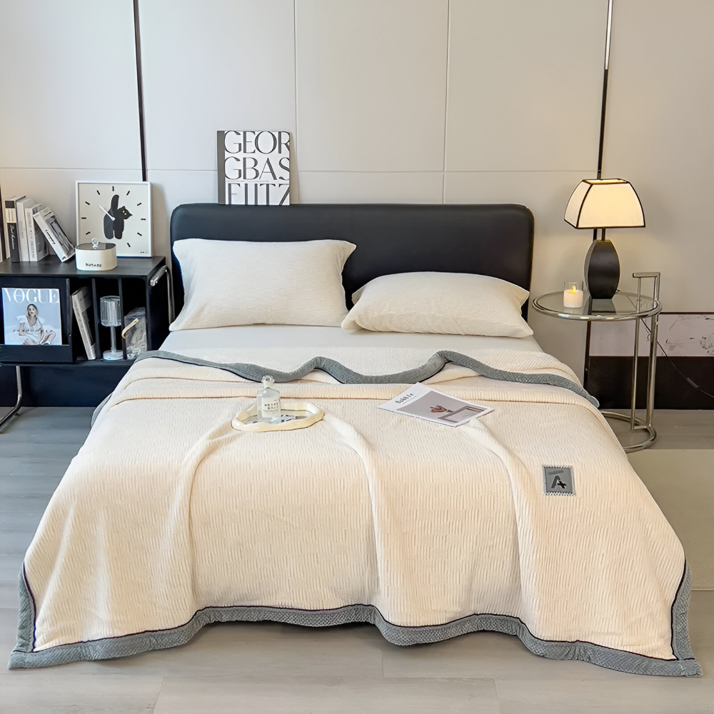 Couverture velours polyester douce et chaude, confort optimal pour vos soirées.