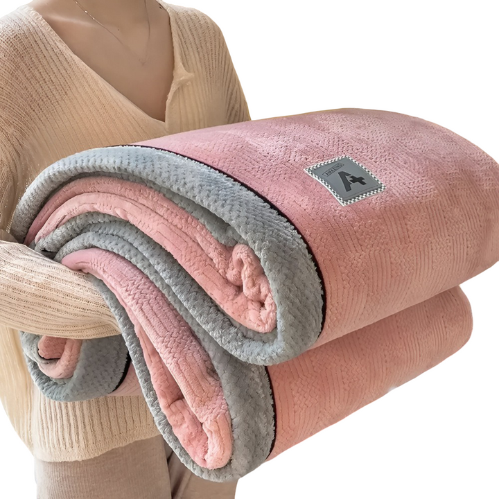 Couverture velours moelleuse et chaude, sensation de luxe pour un confort optimal.