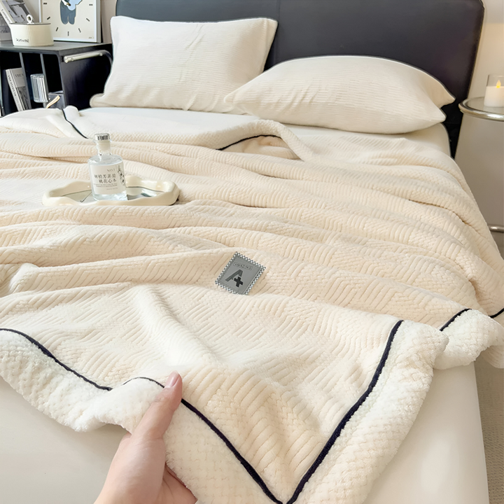 Plaid velours chaud et confortable, indispensable pour un hiver douillet à la maison.