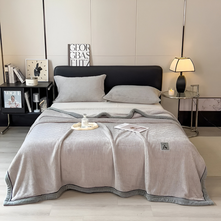 Couverture confortable en velours, un ajout luxueux et douillet à votre chambre.