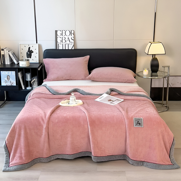 Élégante couverture velours, apporte une touche de luxe et de douceur à votre intérieur.