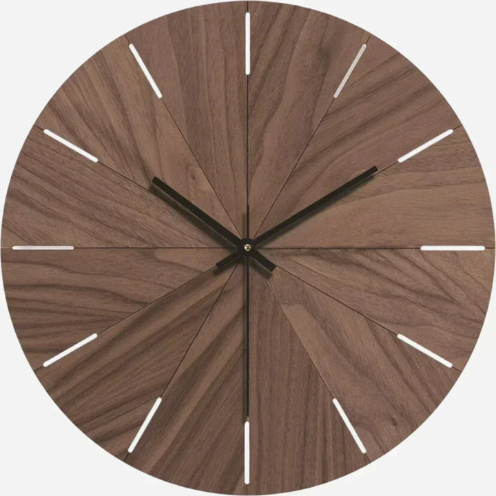 Horloge murale moderne silencieuse effet bois pour salon, créant une ambiance zen et élégante.