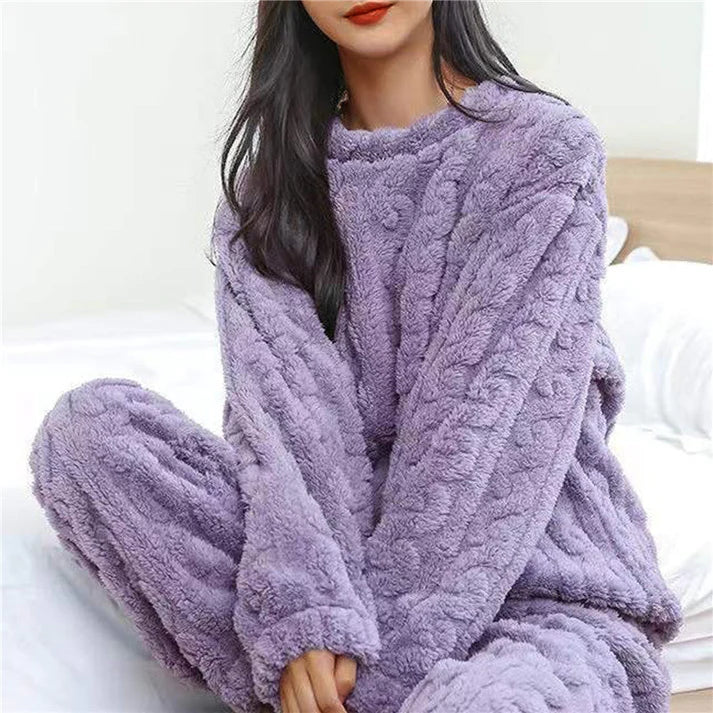 Ensemble pyjama deux pièces femme, design confortable pour un hiver douillet et des soirées cocooning à la maison.