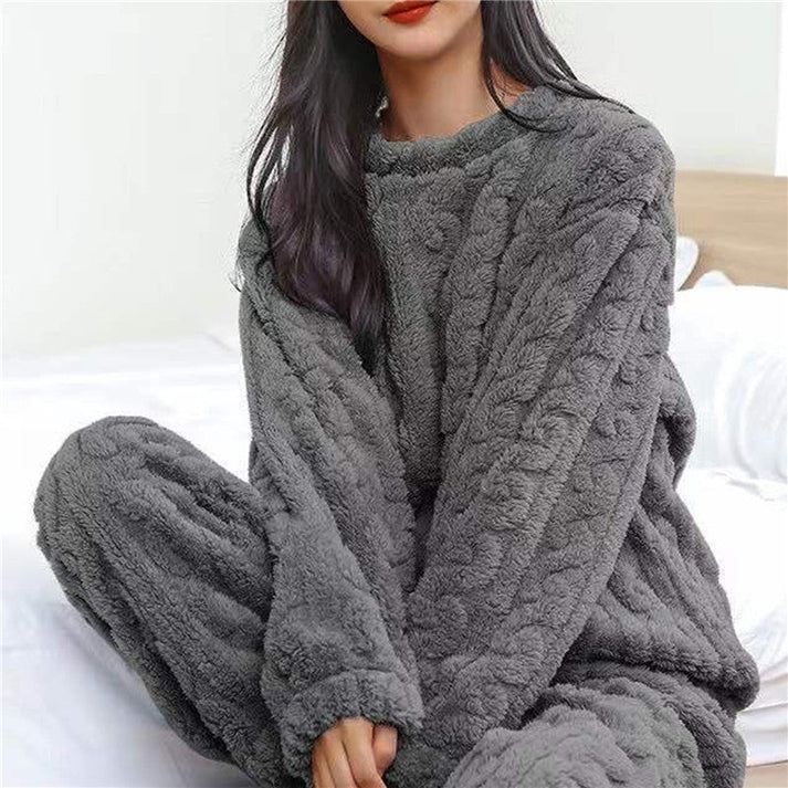 Loungewear femme, ensemble pyjama douillet parfait pour la détente à la maison et des nuits confortables en hiver.
