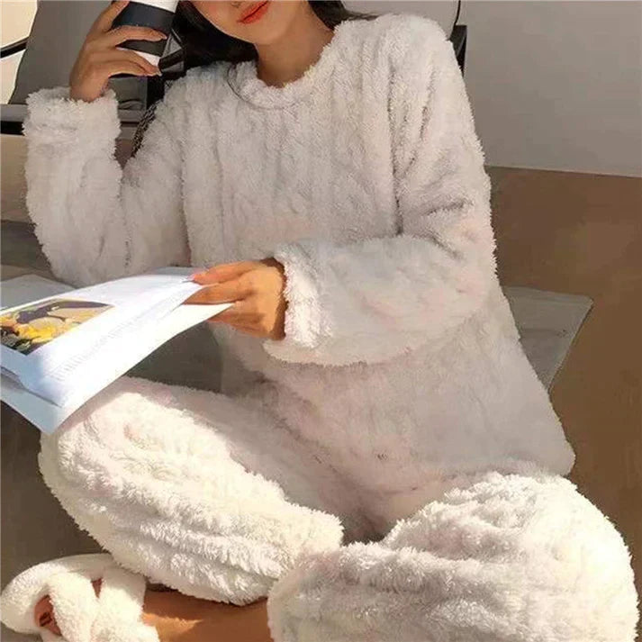 Pyjama chaud pour femme, ensemble de nuit hivernal offrant confort et douceur pour des moments de détente.