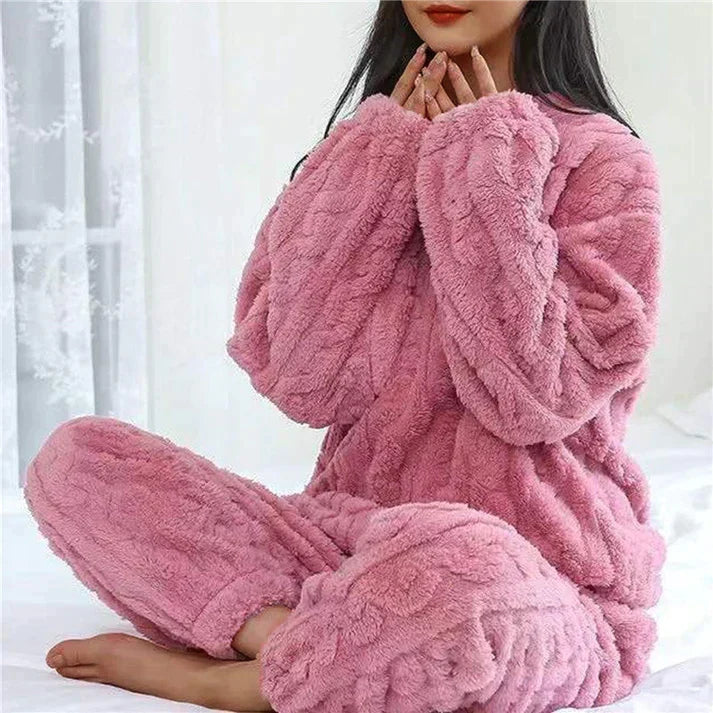 Ensemble pyjama douillet pour femme, chaud et confortable, idéal pour l'hiver et les nuits douces.