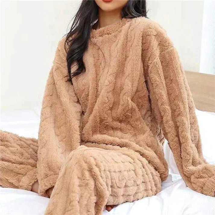 Ensemble pyjama femme doux et chaud, parfait pour le confort hivernal et des nuits de sommeil paisibles.