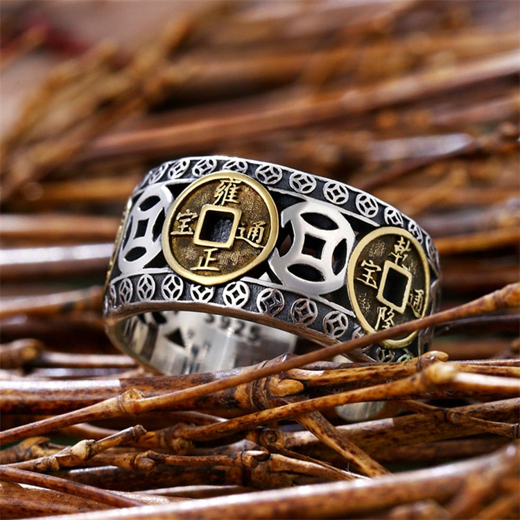 Anneau de richesse Feng Shui unisexe en argent 925 porté au doigt, symbolisant prospérité, chance et protection.
