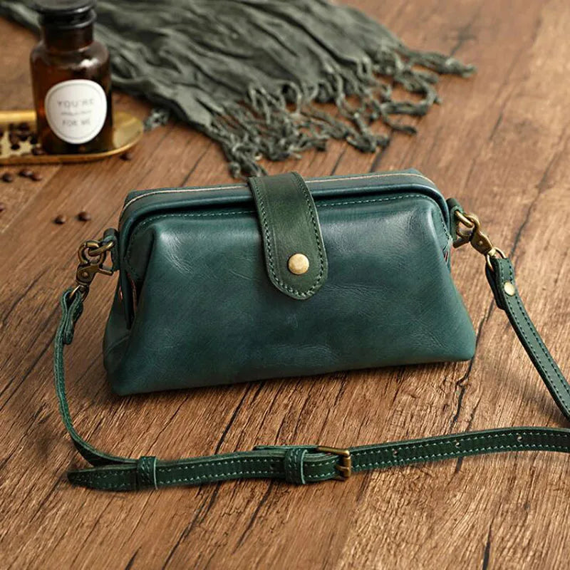 Sac bandoulière rouge Amber en cuir véritable. Élégant accessoire luxe pour femme.