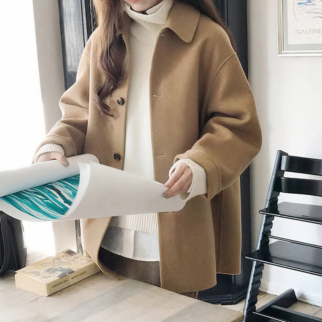 Manteau d'hiver élégant pour femme, chaud et confortable, idéal pour la mode hivernale. Vêtement chic.