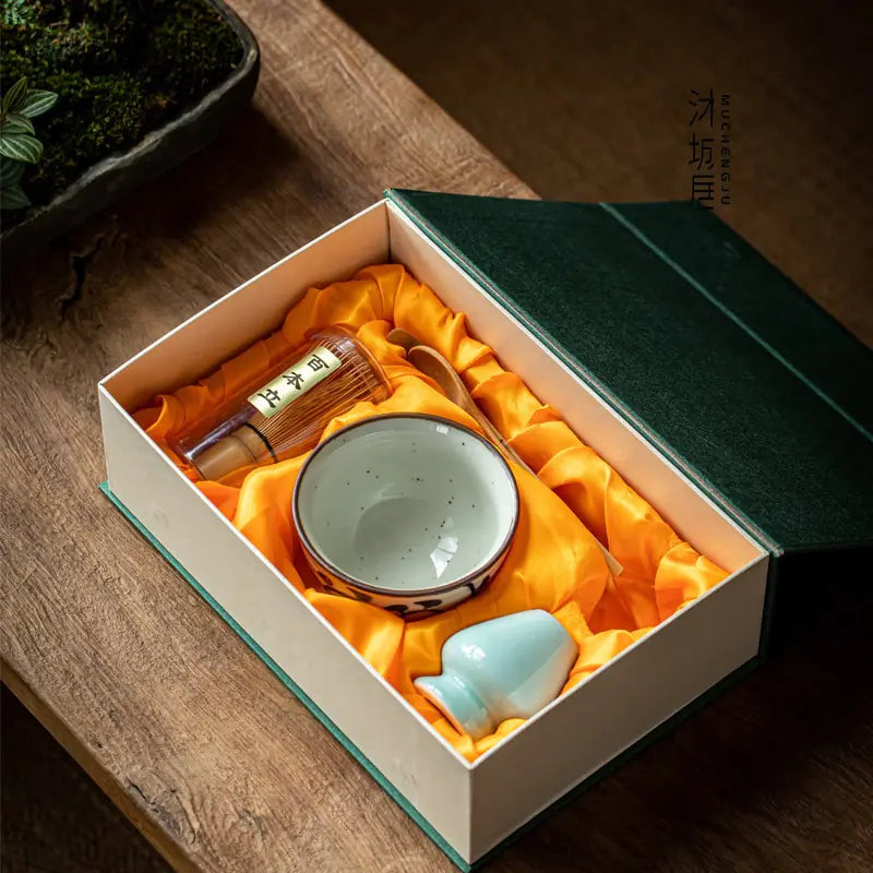 Bol chawan en céramique artisanale, accessoire essentiel pour la préparation du thé matcha japonais.